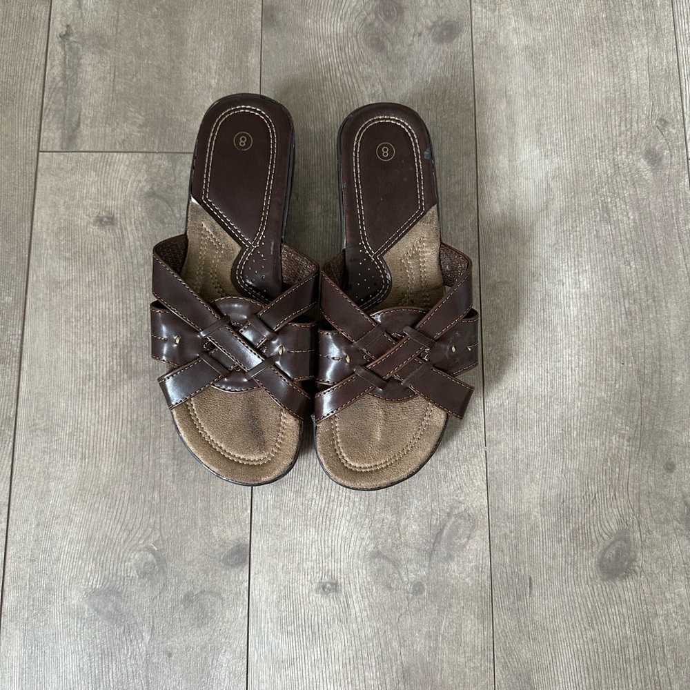 Vintage 90s Women’s Brown & Tan Slip on Sandals Size 8
Good condition